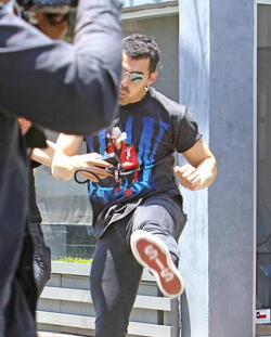 Joe Jonas Channels Bruce Lee To Defend Girlfriend Sophie Turner Joe Jonas Channels Bruce Lee To Defend Girlfriend Sophie Turner
