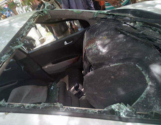 HORSE CRASHES INTO MOVING CAR IN INDIA