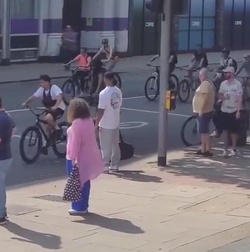 VIDEO Thief steals man s phone in broad daylight in blink and you ll miss it moment