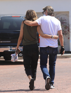 Lisa Rinna and Harry Hamlin in love in Malibu