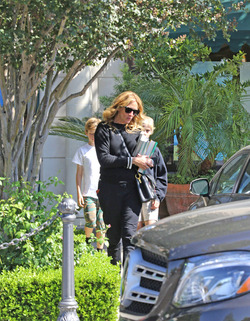 Julia Roberts Takes The Kids Shopping For Books In Calabasas Julia Roberts Takes The Kids Shopping For Books In Calabasas