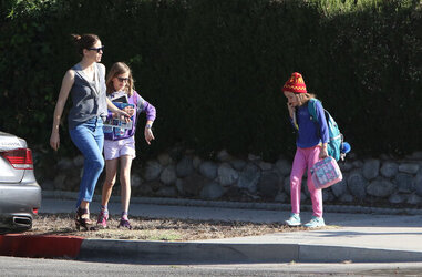 Jennifer Garner soaking on the sunshine while out with the girls