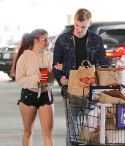 Ariel Winter Flaunts Legs Shows PDA With Boyfriend At Grocery Store Ariel Winter Flaunts Legs Shows PDA With Boyfriend At Grocery Store