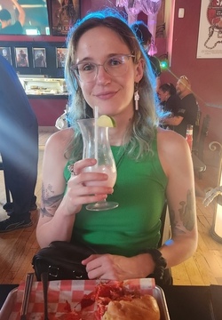 Woman goes viral renting entire CINEMA screen to play video games with mates Woman goes viral renting entire CINEMA screen to play video games with mates