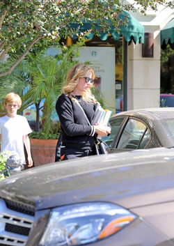 Julia Roberts Takes The Kids Shopping For Books In Calabasas Julia Roberts Takes The Kids Shopping For Books In Calabasas