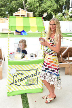 Dorit Kemsley Having fun with a Lemonade Stand With her Kids