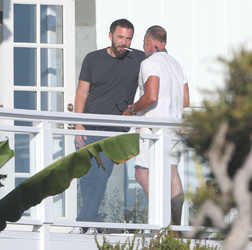 Ana de Armas pulls beau Ben Affleck s face mask down to give him a kiss as he visits her on set in Malibu Ana de Armas pulls beau Ben Affleck s face mask down to give him a kiss as he visits her on set in Malibu