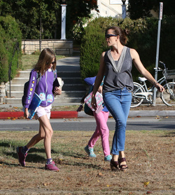 Jennifer Garner soaking on the sunshine while out with the girls