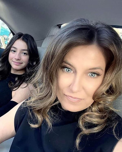 German Anna Sorokin Who Posed As Empress And Drove A Bentley And A Ferrari Arrested For Fraud By Police In Italy