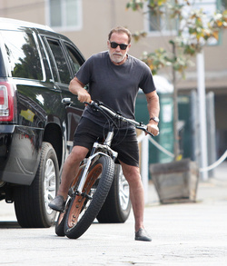 Arnold Schwarzenegger and Ralf Moeller go for a Bike Ride