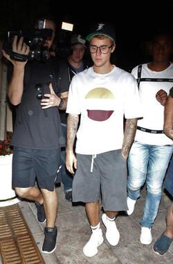 Justin Bieber heads to Mastros after donating thousands to Hurricane Harvey relief Justin Bieber heads to Mastros after donating thousands to Hurricane Harvey relief