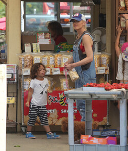 Gwen Stefani with Kids Enjoying the Day at a Farm