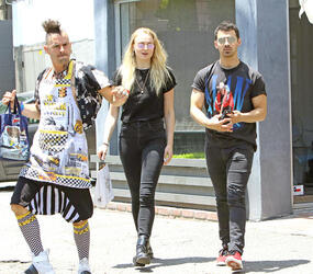 Joe Jonas Channels Bruce Lee To Defend Girlfriend Sophie Turner Joe Jonas Channels Bruce Lee To Defend Girlfriend Sophie Turner