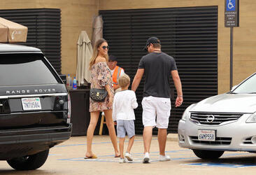 Robin Thicke Treats Pregnant Girlfriend April Love And Son Julian To Lunch In Malibu Robin Thicke Treats Pregnant Girlfriend April Love And Son Julian To Lunch In Malibu
