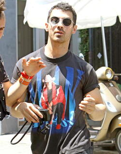 Joe Jonas Channels Bruce Lee To Defend Girlfriend Sophie Turner Joe Jonas Channels Bruce Lee To Defend Girlfriend Sophie Turner
