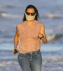 Jennifer Garner Is strolling the beach in Malibu after flirting with Bradley Cooper