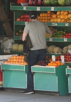 Billy Crudup buys 2 handfuls of fruit