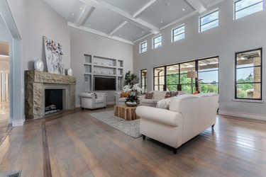CRYSTAL PALACE SWAROVSKI HEIR AUCTIONS OFF 4M MANSION WITH A LIST NEIGHBOURS AND CRYSTAL LIGHTS