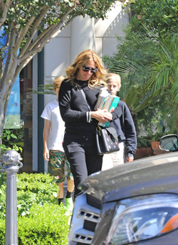 Julia Roberts Takes The Kids Shopping For Books In Calabasas Julia Roberts Takes The Kids Shopping For Books In Calabasas