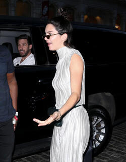 Kendall Jenner wears a fanny pack while shopping in the city Kendall Jenner wears a fanny pack while shopping in the city