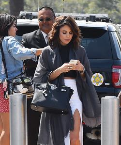 Bethenny Frankel Flaunts Her Perfect Figure On Location For EXTRA