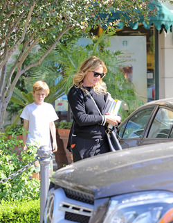 Julia Roberts Takes The Kids Shopping For Books In Calabasas Julia Roberts Takes The Kids Shopping For Books In Calabasas