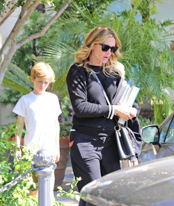 Julia Roberts Takes The Kids Shopping For Books In Calabasas Julia Roberts Takes The Kids Shopping For Books In Calabasas