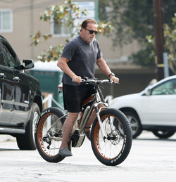 Arnold Schwarzenegger and Ralf Moeller go for a Bike Ride