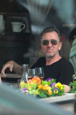Tim Roth and wife enjoy lunch
