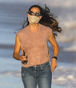 Jennifer Garner Is strolling the beach in Malibu after flirting with Bradley Cooper