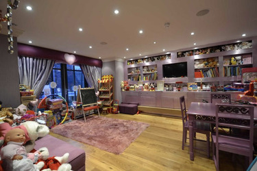 FORMER UNITED STAR FINDS BUYER FOR HIS HOME AFTER SEVEN YEARS AND SLASHING PRICE