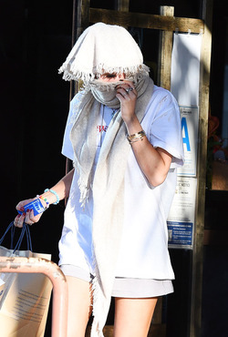 Bella Thorne Tries to Leave Katsura Incognito