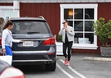 Jennifer Garner and a girlfriend make a caffeine pit stop at Brentwood Country Mart.