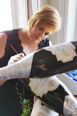 TALENTED BAKER CREATES CONTINUOUSLY POURING PROSECCOCAKE.....AND EVEN THE BOTTLES ARE EDIBLE