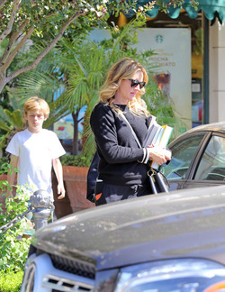 Julia Roberts Takes The Kids Shopping For Books In Calabasas Julia Roberts Takes The Kids Shopping For Books In Calabasas