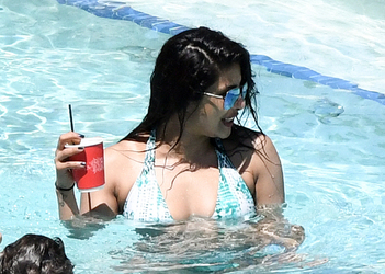 Priyanka Chopra takes bikini selfies in the pool in Miami