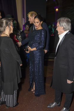 Meghan Markle can t stop cradling her bumpt at the Cirque du Soleil premiere
