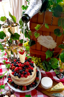 TALENTED BAKER CREATES CONTINUOUSLY POURING PROSECCOCAKE.....AND EVEN THE BOTTLES ARE EDIBLE