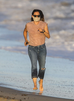 Jennifer Garner Is strolling the beach in Malibu after flirting with Bradley Cooper