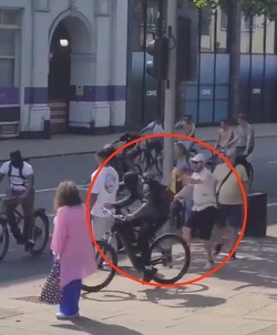 VIDEO Thief steals man s phone in broad daylight in blink and you ll miss it moment