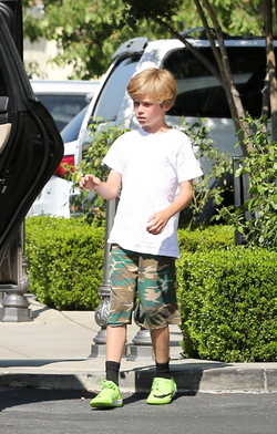 Julia Roberts Takes The Kids Shopping For Books In Calabasas Julia Roberts Takes The Kids Shopping For Books In Calabasas