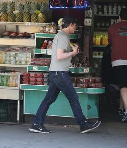 Billy Crudup buys 2 handfuls of fruit