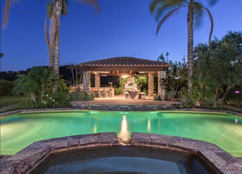 SELENA GOMEZ SELLS MANSION