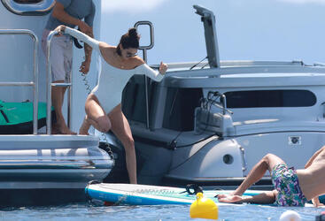 Kendall Jenner takes paddle board lessons in Cannes