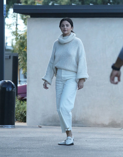 PREMIUM EXCLUSIVE Selena Gomez starts the year in white wearing no bra as she goes out in Los Angeles dec 26 2018 PREMIUM EXCLUSIVE Selena Gomez starts the year in white wearing no bra as she goes out in Los Angeles dec 26 2018