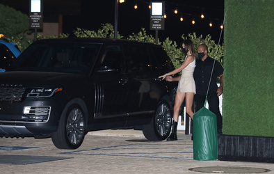 Kendall And Kylie Jenner Dine With Mom And A Slew Of Social Media Stars