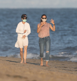 Jennifer Garner Is strolling the beach in Malibu after flirting with Bradley Cooper
