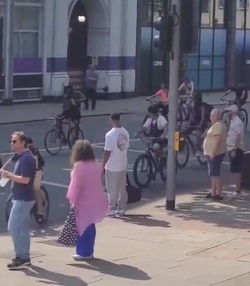 VIDEO Thief steals man s phone in broad daylight in blink and you ll miss it moment