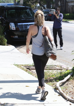 Helen Hunt leaving yoga class