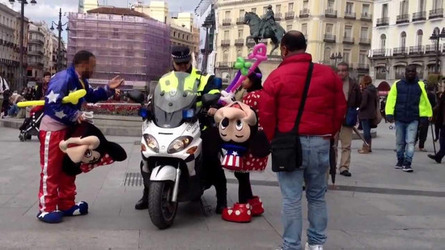 Spanish Police in Madrid have arrested two women pickpockets who used Minnie Mouse disguises to pickpocket tourist victims they posed for photos with.